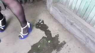 Mummy urinated in denim in a public garden outdoors. Mature vag pisses. Inexperienced fetish.