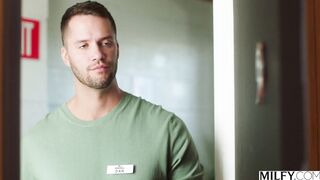 A gal in the middle of a divorce wants to hammer a fellate in the ongoing battle with her shortly-to-be ex-hubby by letting the delivery guy have a go at her.