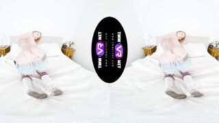 Sweetie gives a greeting solo flash